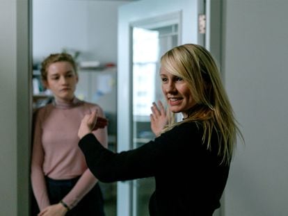 La actriz Julia Garner y la directora Kitty Green, en el rodaje de 