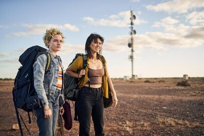Julia Garner (izquierda) y Jessica Henwick, en 