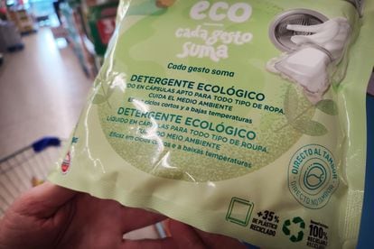 Detergente con etiqueta medioambiental en su envase, este jueves en un supermercado de Sevilla. 